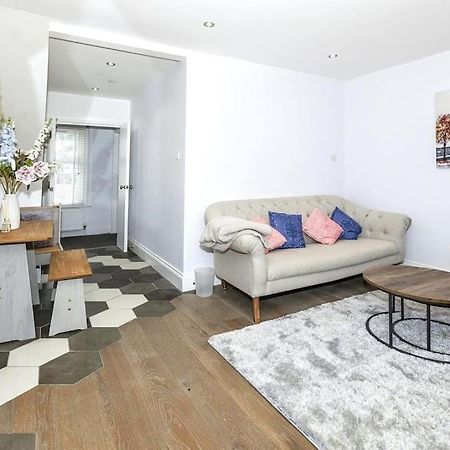Lovely 2-Bed In Windsor Free Parking, 1 Mile From Legoland Εξωτερικό φωτογραφία