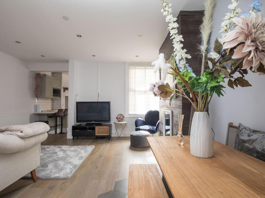 Lovely 2-Bed In Windsor Free Parking, 1 Mile From Legoland Εξωτερικό φωτογραφία